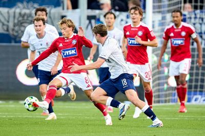 Silkeborg IF's Kristian Kirkegaard er her i en duel med AGF's Callum Mccowatt. De to klubber kunne have haft flere point, hvis det var gået som forventet.