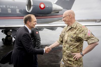 Forsvarsminister Jeppe Bruus (til venstre) og chef for Arktisk Kommando Søren Andersen (til højre), mener, at kritikken af beredskabet i Grønland er forfejlet. Danmark er i gang med en stor oprustning, som har øget tilstedeværelsen til gavn for også eftersøgningen af civile, nødstedte personer i Grønland, lyder det