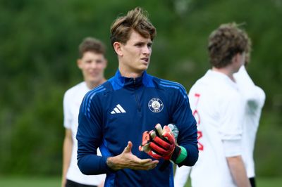 Bastian Holm havde udsigt til en rolle som reserve for Aske Andresen i efteråret, men i den seneste kamp mod AGF var han helt ude af truppen, mens rutinerede Thomas Mikkelsen tog pladsen på bænken.