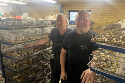 Fittings, rør, rørkoblinger, ventiler, haner, pakninger og tætningsmateriale. Det er noget af det, der fylder godt på lageret hos Flemming Willadsen, indehaver af Vildbjerg-Ljørring Smede & VVS ApS. Til oktober bliver han en del af det nye Vildbjerg VVS sammen med Per Birk Poulsen (t.h.).