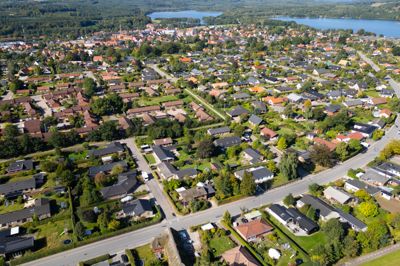 Hvordan skal Ry udvikle sig de kommende år? Skal der bygge nyt, og hvor skal boligerne placeres? Hvordan sikrer man, at Rys særlige kvaliteter, nærheden til sø og natur, de lokale fællesskaber og den levende midtby, ikke går tabt i takt med at byen bliver større? Det er bare nogle af de ting, der skal diskuteres på Bytræf i Ry Hallerne i morgen.