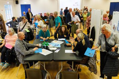 Der var stor aktivitet ved samtalebordene til Borgermødet i Ringkøbing da 130 borgere tirsdag aften var til borgermøde om den nære sundhed i Rofi-Centret i Rindum