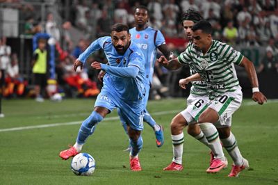 Den egyptiske fodboldstjerne Mohamed Salah (til venstre) tørner nu ud for Trabzonspor, der er en af de tyrkiske klubber, der har brugt mange penge i sommerens transfervindue.