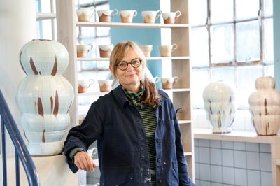 Keramiker Nina Lund i sit værksted i Hedegård, der er indrettet i en gammel insulinfabrik. Her arbejder hun og arrangerer udstillinger og holder kurser.