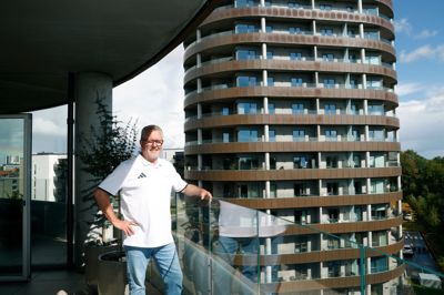 Karl Henrik Elkjær flyttede sammen med hustruen Nina Elkjær fra Vildbjerg til Herning for godt to år siden. Udsigten fra Herning Sky og nærheden til de kulturelle tiltag i Herning, nyder lørdagens fødselar. Men han lægger heller ikke skjul på, at årtierne i Vildbjerg var gode.