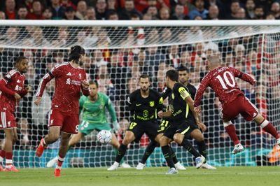 Alexis Mac Allister banker Liverpool på 2-1 hjemme mod Atlético Madrid.