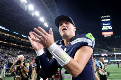 Reservequarterback Drew Lock tog over fra Sam Darnold og førte Seattle Seahawks til en snæver 13-10-sejr over New England Patriots.