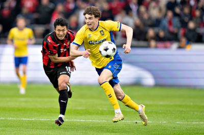 Når FCM og Brøndby - her ved Gue-sung Cho og Raphael Canut - støder sammen på MCH Arena, plejer der at være garanti for underholdning og intensitet. Mandag venter en ny duel i Herning.