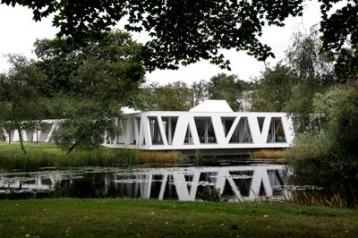 Arkitekt Henning Larsen - der levede fra 1925 til 2013 - er opvokset i Opsund, og han tegnede Vestjyllands Kunstpavillon specifikt til Videbæk Anlæg.