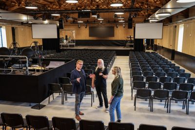 Der er plads til 500 publikummer i Kulturhuset Textilen, når Swinging Europe og Play!Ground Live fejrer henholdsvis 30- og 25-årsjubilæum med storstilede koncerter. Her tjekker direktør Jacob Mangwana Haagendal, projektmanager og fundraiser Steen N. S. Mikkelsen og projektmanager og fundraiser Anne Sophie Parsons koncertsalen.