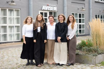 Fra venstre ses Cecilie Kromann, adv. fm, Cecilie Bonde Petersen, cand. jur., Marianne Bale, adv. (H), Katrine Pedersen, juridisk sagsbehandler og Sara Runge, adv. fm.