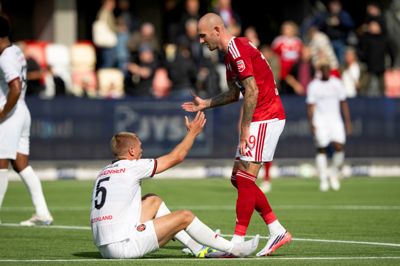 Jens Martin Gammelby var tæt på at score i den seneste hjemmekamp mod FC Midtjylland, men Rasmus Nissen Kristensen (t.v.) reddede gæsterne.