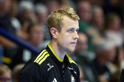 Buster Juul lægger ikke skjul på, at han har videregivet lidt af sin store viden om Aalborg-holdet til cheftræner Dennis Bo Jensen.<br/>- Jeg har lidt »inside info« på dem og har givet mit besyv med, hvor det er relevant, siger den rutinerede fløj, der efter tre kampes fravær har udsigt til comeback.