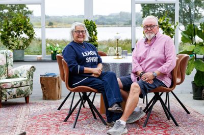 Her fra orangeriet har Nina og Christer Rosén udsigt til Hellesø med al dens smukke natur og mangfoldige dyreliv, som Jeppe Aakjær i 1905 beskrev i digtet »Mens Maanen skjarer paa Hellesø«.