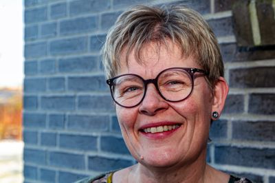Provst Betty Ahrenfeldt har god grund til at smile. Det er nemlig lykkedes at trække mange nye præster til egnen.