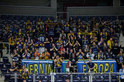 Omkring 100 Blue Fox-supportere var blandt de 3000 tilskuere i hallen i Liberec fredag aften.