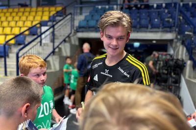 Lasse Dolberg fik lov til at skrive autografer efter sin første kamp for BSH.