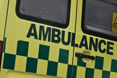 En ung bilist blev kørt i ambulance til Viborg Sygehus.