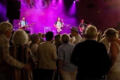 Der var fuldt hus til halbal med Kandis i Ejstrupholm. 650 mennesker dansede, sang og hyggede sig med dansktop-bandet.
