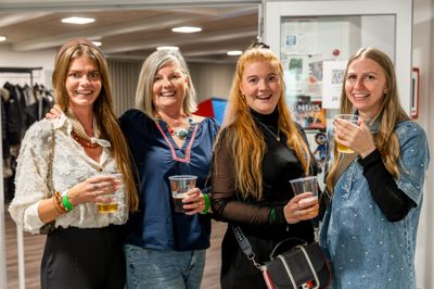 Humøret var højt hos Stine Bedsted (t.v), som var til Kandis-koncert med sin mor, Winnie Bedsted, sin søster Julie Bedsted og veninden Jane Andreasen (t.h.).