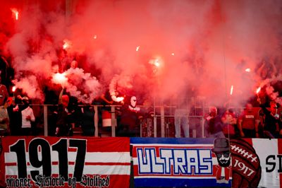Der var spillet 20 minutter af søndagens superligakamp på Jysk Park, da der blev antændt pyroteknik på Den Røde Tribune.