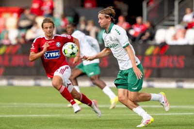 Silkeborg IF's Villads Westh var en af de bedste SIF'ere på Jysk Park. Her er han i en duel med Viborgs Mads Søndergaard.