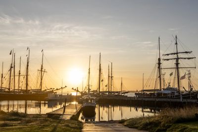 De gamle træskibe lå tæt ved kajen på Fur, inden årets sidste etape gik mod Skive.
