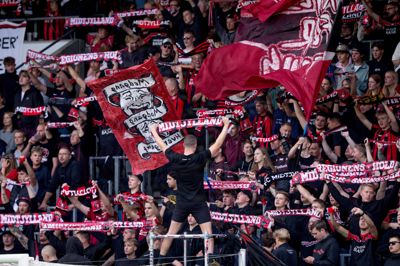 Der er altid godt fyldt på lægterne, når FC Midtjylland tager imod Brøndby i Superligaen. Men i aften bliver stemningen sat i bero, indtil der er spillet et kvarter af opgøret.