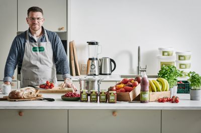Stefan Petersen fra Grønbjerg er både producent, direktør og sælger af de produkter, hans nystiftede firma Sidestrømme forsøger at afsætte til professionelle køkkener. Råvarerne er for en stor dels vedkommende overskydende råvarer, der indtil nu har været kasseret. I stedet forsøger Sidestrømme at give dem en historie, og samtidig undgår man madspild