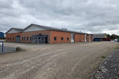Til salg-skiltet er blevet pillet ned på den store røde bygning på Fabriksvej i Videbæk, hvor der ind til 1. juni 2024 var Super Dæk Service. Nu er bygningen overtaget af 10-4 Byggecenter, der har til huse på den anden side af vejen.