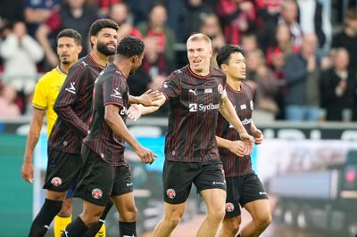 Anfører Rasmus Nissen Kristensen bliver lykønsket efter sin flotte flugter til 1-0. Det var kaptajnens første træffer efter hjemkomsten fra udlandet.