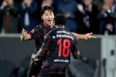 Gue-sung Cho og Stanley Iheanacho jubler efter 3-1-målet. Det blev i første omgang krediteret til koreaneren, men siden rettet til nigerianeren, som fik en berøring på bolden, inden den gik i nettet.