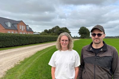 Tinna og Mikael Sylvestersen får eksproprieret noget af deres jord, så der kan anlægges en grusvej over til en naboejendom. Det bliver ikke en forlængelse af den grusvej, der kan ses her på billedet, men den kommer til at gå cirka 50 meter fra deres stuehus.