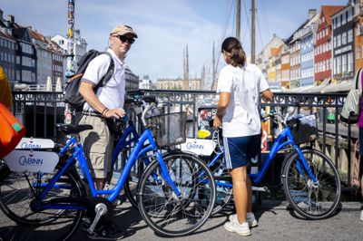 Regeringen vil indføre en turistskat i København og Aarhus på 20 kroner per overnatning samt en afgift på krydstogtskibe, lyder det ifølge Børsens oplysninger.