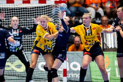 Laura Borg sætter en hård tackling på Odenses Anna Vyakhireva, mens der er god opbakning fra Kathrine Heindahl. Nu er de to forsvarsprofiler fra Ikast Håndbold blevet udtaget til det danske landshold.