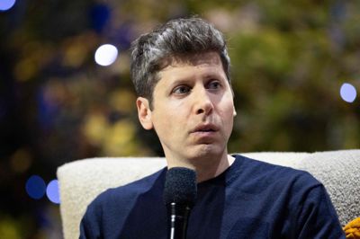 OpenAI's direktør, Sam Altman, taler under techkonferencen DreamForce 2026 i San Francisco natten til onsdag.