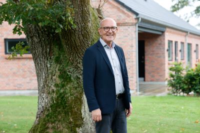 Morten Mouritzen og hans hustru, Anni, er netop flyttet ud af præsteboligen i baggrunden. De er flyttet i eget hus i Halgård ved Holstebro. Dermed bor de stadig tæt på deres tre børn, der bor med deres familier i Aulum, Herrup og Harboøre.