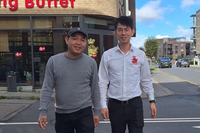 På nærmeste hold har Jianming Lin, til venstre, og Jianping Lin fulgt udviklingen på Borgergade med flere nye boligbyggerier.