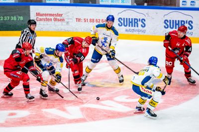Kasper Larsen scorede et mål, men måtte sammen med resten af Blue Fox se Herlev vende kampen og tage sejren i overtiden. Dette billede er af Herning Blue Fox' Anton Linde, Kasper Larsen og Hjalte Kruse Thomsen under ishockeykampen i Metal Ligaen mellem Rødovre Mighty Bulls og Herning Blue Fox i Holger Danske Arena i Rødovre, tirsdag den 15. september 2026.