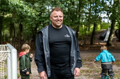 Rasmus Hebsgaard glæder sig over budgetforliget, som han ser som en anerkendelse af de private daginstitutioners kamp for lige vilkår.