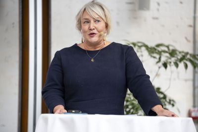 Digitaliseringsminister Christina Egelund (M) er glad for, at EU-Kommissionen vil fremlægge forslag om forbud mod sociale medier for børn og unge.