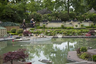 I juli måned åbnede Legoland et nyt område i Miniland, der gengiver Københavns Havn. Det nye område har også en ny model af kongeskibet »Dannebrog«, som ses på billedet.
