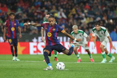 Raphinha fuldender sit hattrick mod Santander.