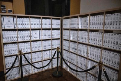 Bind i sagen om den afdøde sexforbryder Jeffrey Epstein ses fotograferet i Dallas i den amerikanske delstat Texas i sidste uge. Der er i alt 3,5 millioner sider fordelt på i alt 3437 bind. Dokumenterne blev frigivet tidligere på året.