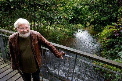80-årige Ole Deigaard går dagligt tur ved Brande Å og ser frem til flere muligheder for at slå sig ned og nyde naturen.