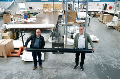 Indehaver Kenneth Plauborg (t.v.) og salgschef Kenneth Salling Jensen (t.h.) befinder sig på Kibæk Presennings fabrik, hvor de producerer alt fra telte til trailerpresenninger og hoppepuder. Derudover leverer de telte til Sveriges og Norges forsvar.