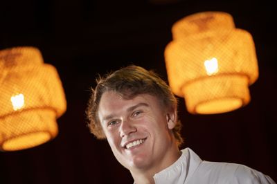 Holger Rune havde det store smil på, da han mødte pressen forud for sit comeback fredag.