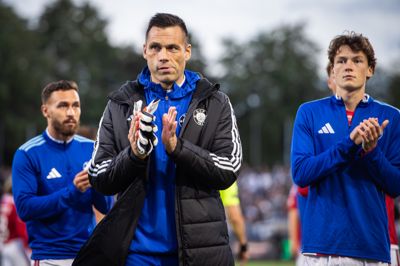 Thomas Mikkelsen har tidligere spillet for Lyngby Boldklub, som SIF møder på udebane i aften. - Der kan komme en helt særlig atmosfære sådan en fredag aften i Lyngby. Det kan godt være, de kun samler 4-5000 tilskuere, men det er inkarnerede fans, så der kommer et godt tryg fra tribunerne. Jeg tror, vi får en ekstremt svær kamp, og vi skal være klar over, hvad der venter os, siger Thomas Mikkelsen.