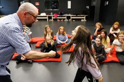 Teaterundervisningen, der foregår på Ungdomsskolen Skive, lærer ikke mindst børnene at stille sig frem foran andre. En evne, de kan få stor gavn af i livet både nu og senere. Foto: Bo Lehm