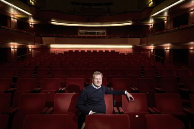 Siden 2018 har Kasper Holten været teaterchef på Det Kongelige Teater. Han har dog valgt ikke at søge om at forlænge sin kontrakt, når den udløber om et år.